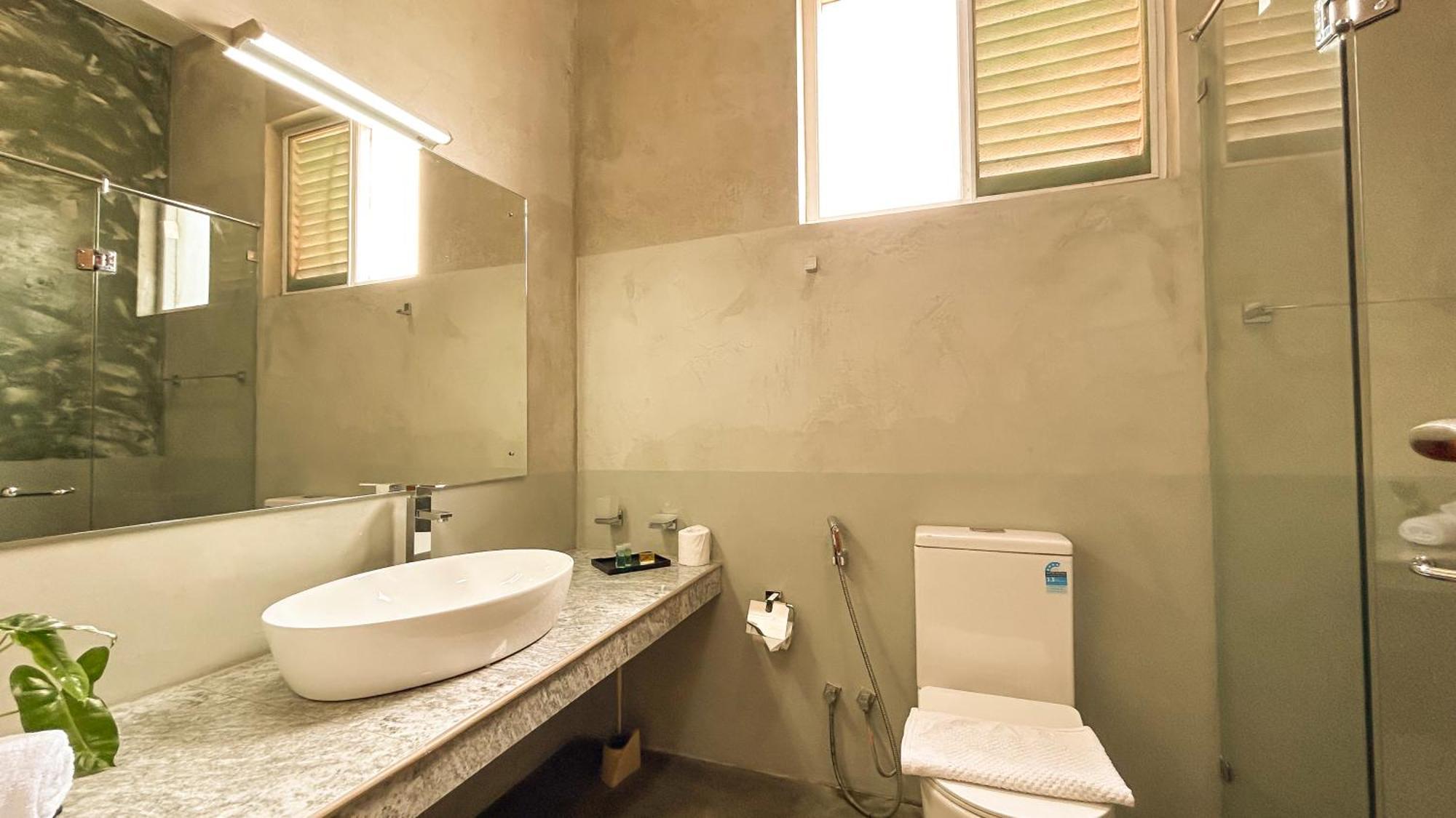 J Leaf Hotel By Blue Bird Negombo Luaran gambar